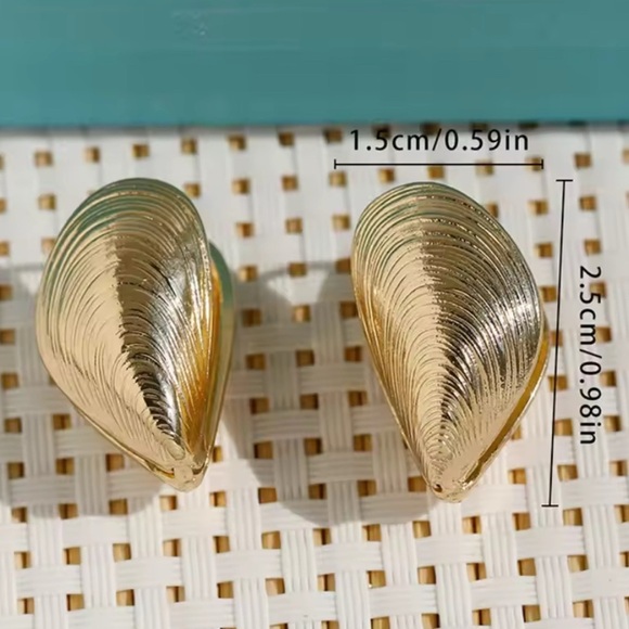 NEW | 18K Gold Plated Elegant Earrings - Picture 4 of 6